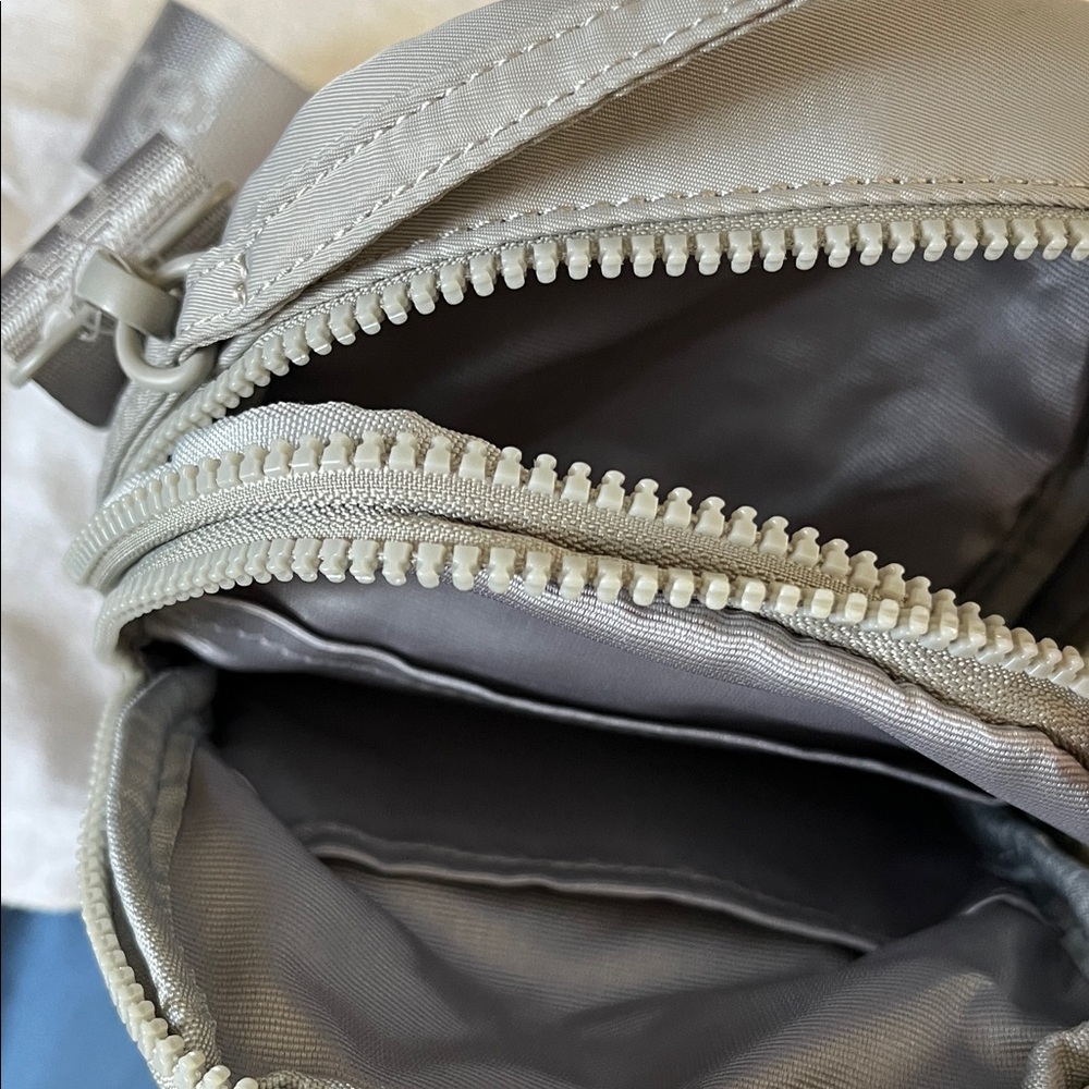Samantha Brown Gray Crossbody Bag - Picture 5 of 6
